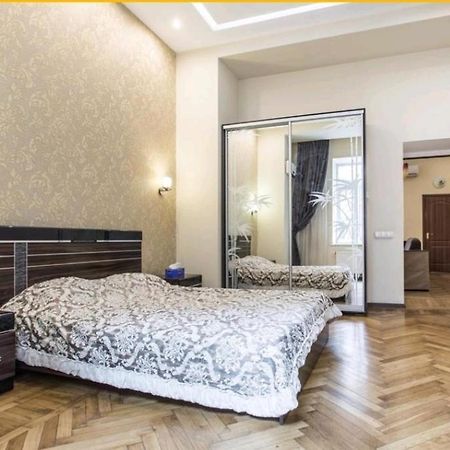 Apartmens Near Opera House Appartamento Odessa Esterno foto